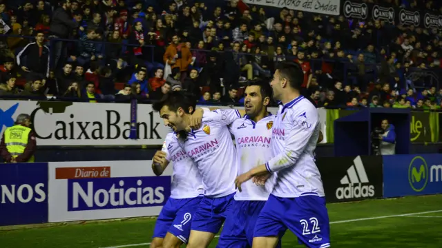 Manu Lanzarote celebra el gol con sus compañeros