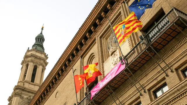 Banderas a media asta en Zaragoza