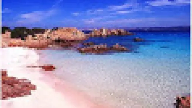 Playa de arena rosa en la isla italiana de Budelli, al norte de Cerdeña.
