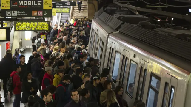 El Metro de Barcelona cierra una veintena de accesos