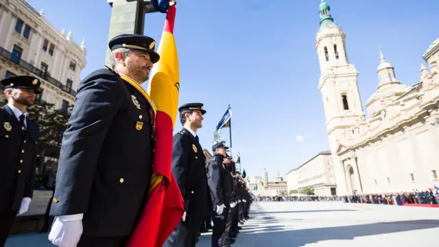 Acto de entrega de la bandera de España a la Jefatura Superior de Policía.