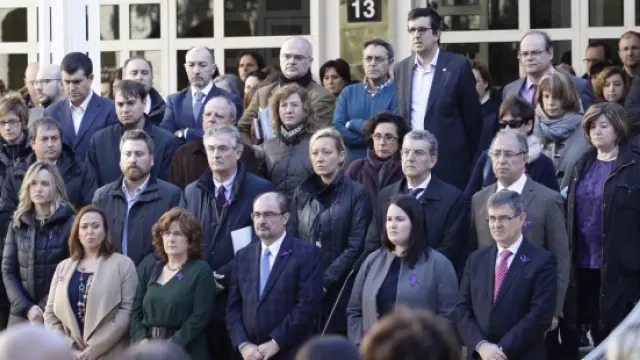 Minuto de silencio por la mujer asesinada ayer en Zaragoza