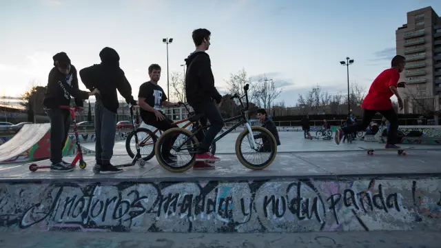 Unos chicos práctican en el skate park de Vía Hispanidad.