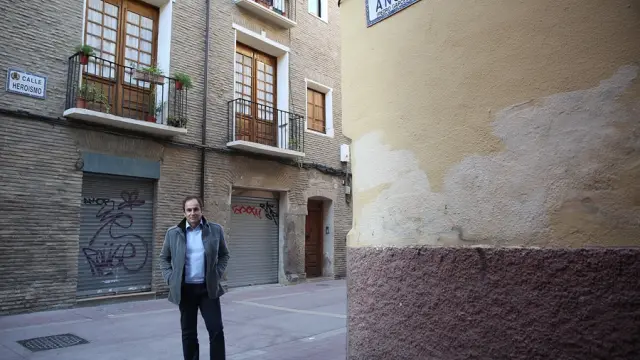 Albert Valentín, secretario técnico del Real Zaragoza desde Navidad, posa para HERALDO  en la esquina de la calle Heroísmo con la calle Añón, donde estaba la casa de su padre y sus abuelos a la que vino en los veranos hasta que cumplió 15 años.