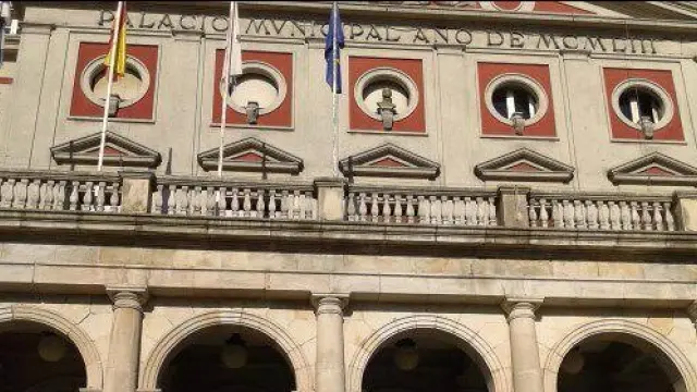 El busto de Juan Carlos I lleva 36 años luciendo en la fachada del Ayuntamiento de Ferrol.