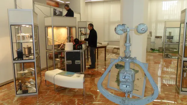 Una exposición en Teruel repasa la historia de la meteorología en España.
