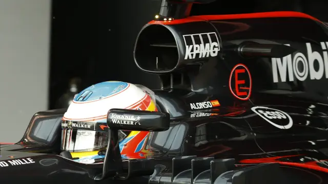 Fernando Alonso se ha pasado la matinal observando cómo los mecánicos intervenían en el coche.