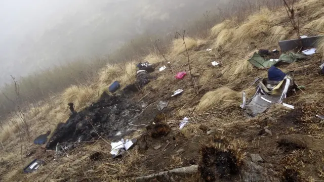 El miércoles un avión bimotor con 20 pasajeros y tres miembros de la tripulación se estrelló también en el Himalaya nepalí,