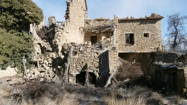 Las edificaciones del pueblo de Arués, abandonado desde los años 50, están en ruinas.