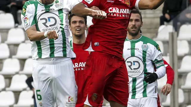 Culio salta con el aragonés Luso Delgado en el Córdoba-Real Zaragoza de hace dos semanas.