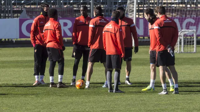 Los jugadores del Real Zaragoza durante un entrenamiento de la semana en la Ciudad Deportiva.