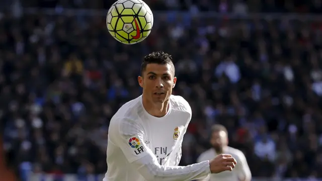 Cristiano Ronaldo mira el balón durante el partido contra el Atlético