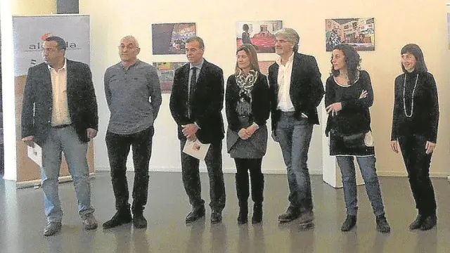 Darbal, Laliena, Cosculluela, Blanes, Rodríguez, Naval y Sánchez ante una pequeña representación de la exposición fotográfica.
