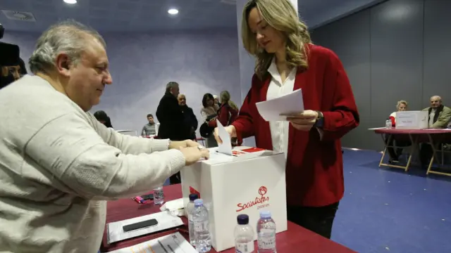 Pilar Alegría vota en la consulta a la militancia del PSOE sobre los pactos de investidura.