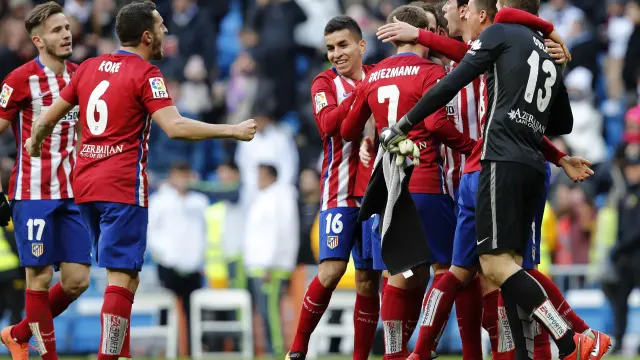 Los jugadores del Atlético de Madrid celebran el gol