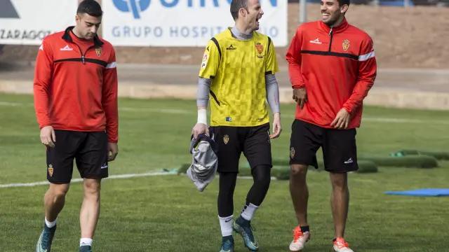 Rico, junto a unos risueños Manu Herrera y Cabrera, en un entrenamiento del Real Zaragoza en la Ciudad Deportiva.