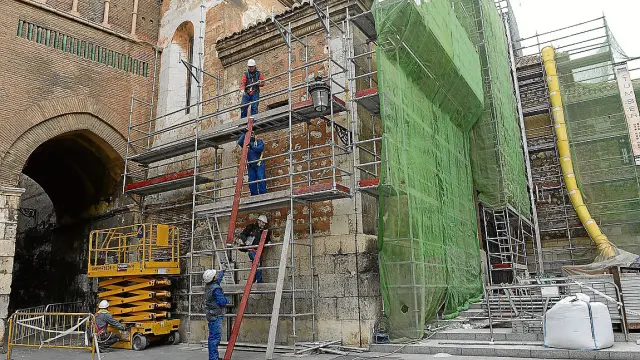 Los operarios procedían el viernes al montaje de los andamios en la fachada principal.