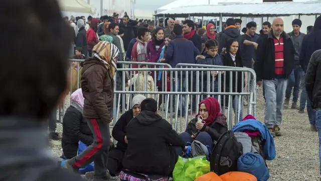 Los refugiados esperan en el campamento temporal de Idomeni, en la frontera entre Grecia y Macedonia.