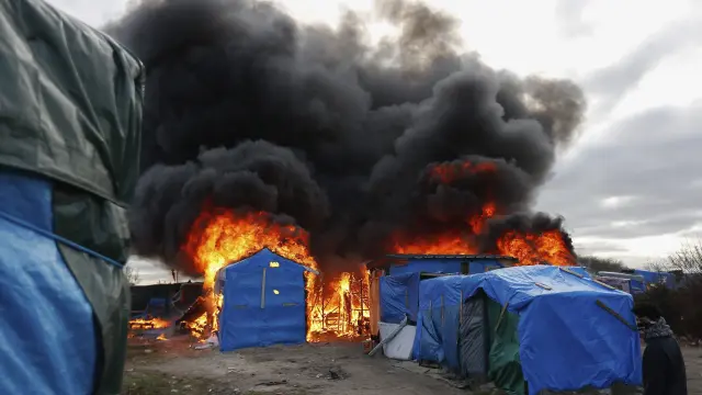 Un refugio en llamas durante el inicio del desmantelamiento.