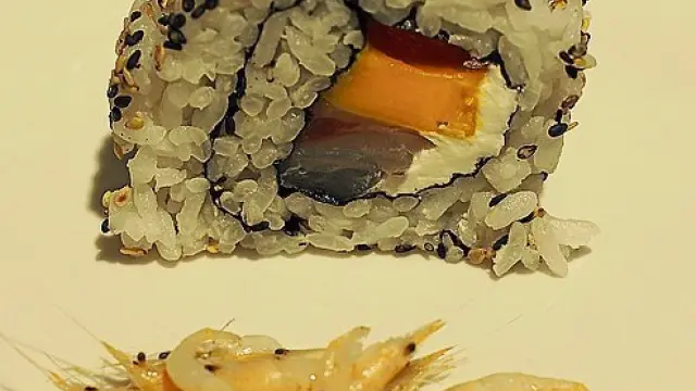 Nigiri sushi, de Bokoto, y camarones.