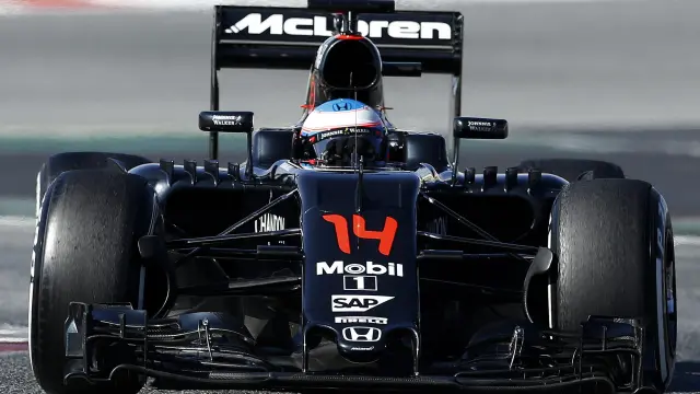 Fernando Alonso completa una vuelta en el circuito de Montmeló.