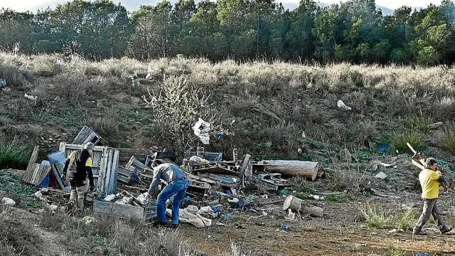 Vecinos de La Almunia participaron en la retirada de basura y enseres abandonados.
