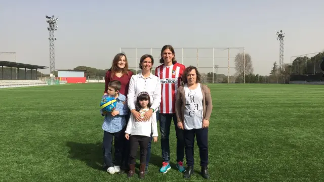 En la imagen, una familia afectada por una enfermedad rara recibe el apoyo del jugador rojiblanco, Filipe Luís.