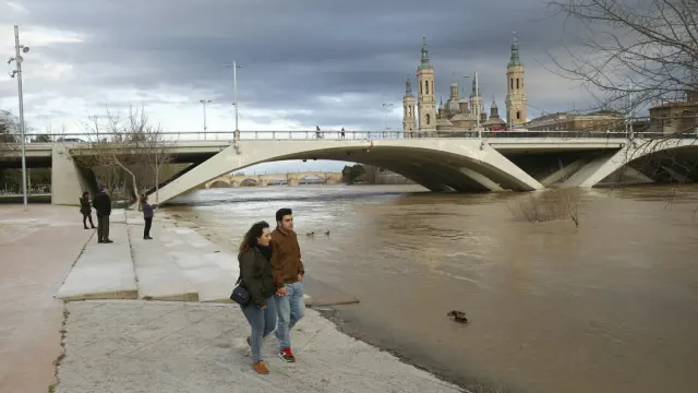 La crecida del Ebro llega a Zaragoza