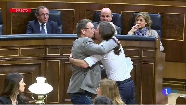 Han celebrado su estreno en la tribuna de oradores del Congreso con un efusivo abrazo y un beso en los labios.