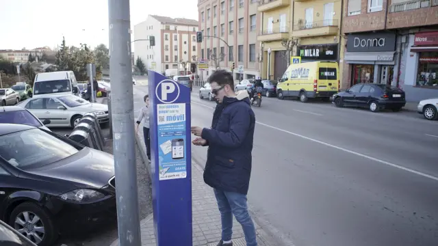 Zona de aparcamiento regulado por zona azul en la ronda de Ambeles de Teruel.