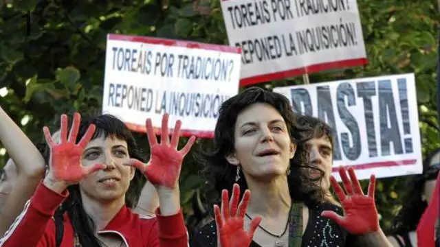 Doble protesta en Alcañiz contra la jornada organizada por la Cataluña taurina