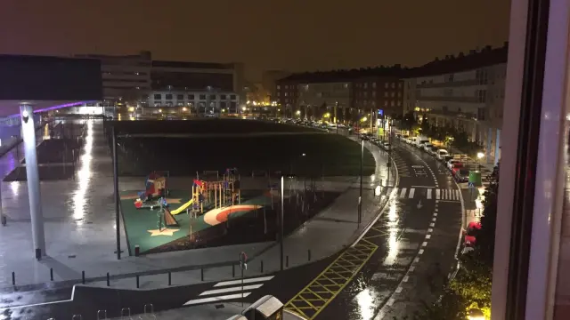 Imagen del centro de Vitoria poco antes de la media noche de este sábado con aguanieve