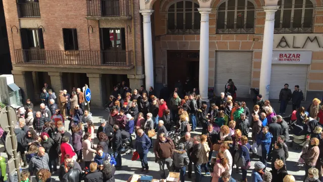 Concentración en la plaza del Mercado de Barbastro por la muerte del guardia civil.