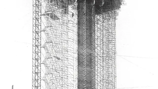 Foto de la construcción de la antigua torre en la carretera de Logroño.