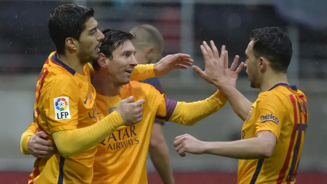 Luis Suarez, Messi y Munir celebran uno de los goles ante el Eibar.