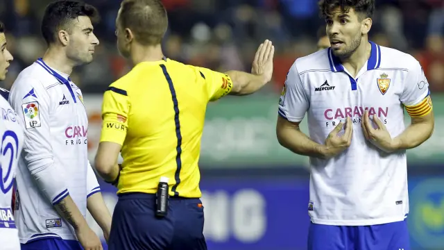 Cabrera recibe con extrañeza la expulsión del árbitro Eiriz Mata, hace dos semanas en Pamplona.