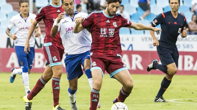 Cordero Vega, a la derecha, sigue una jugada entre Granero y Ángel en el partido del Memorial Carlos Lapetra del pasado mes de agosto entre el Real Zaragoza y la Real Sociedad.