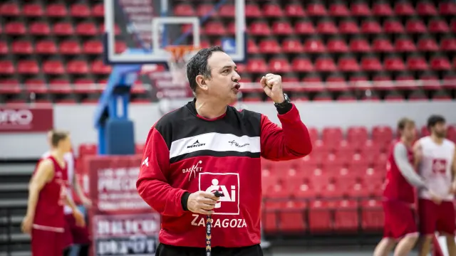 El entrenador del CAI Zaragoza, Andreu Casadevall, durante un entrenamiento en el pabellón Príncipe Felipe.