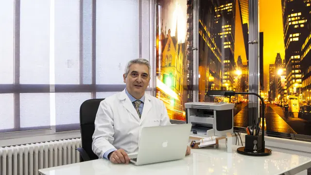 El doctor Vicente Blay, especialista en Endocrinología y Nutrición, dirige esta nueva consulta de la Clínica El Pilar de Zaragoza.