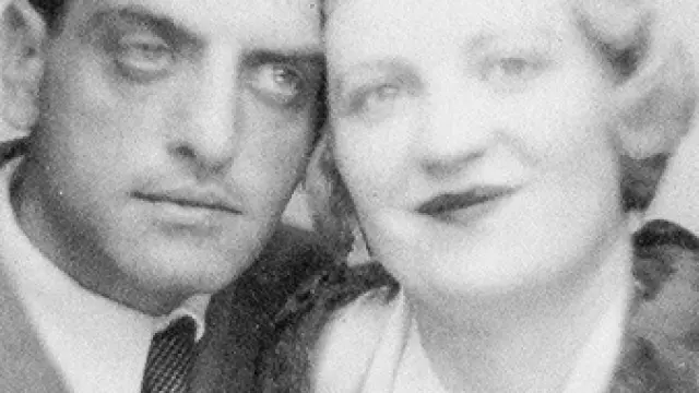 Buñuel y Jeanne, en su foto de boda, que es portada del libro.