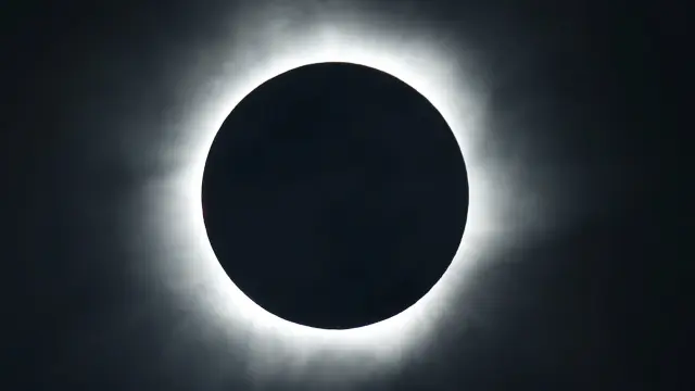 El eclipse es total cuando toda la superficie del Sol queda cubierta por la Luna.