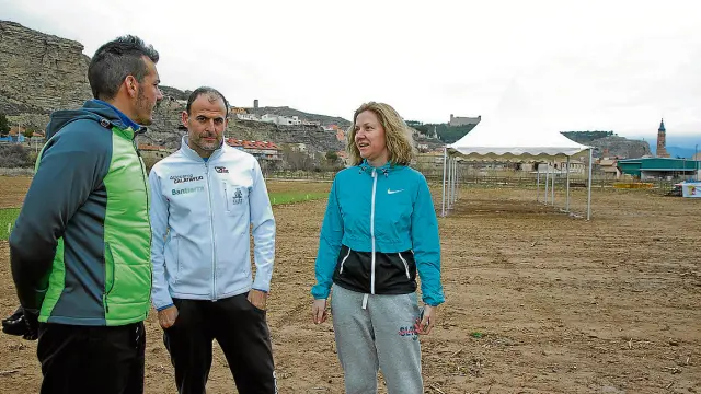 De izquierda a derecha, Rubén García, Víctor Navarro y Pilar Díez, ayer en el circuito bilbilitano.