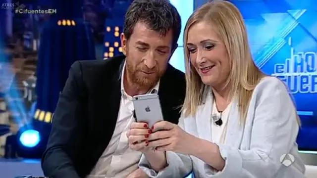 Cristina Cifuentes y Pablo Motos enviando un mensaje de móvil a Rajoy.