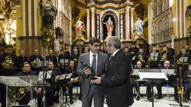 José Luis Pinto recoge el galardón Tercerol de manos de Ricardo Navarro.