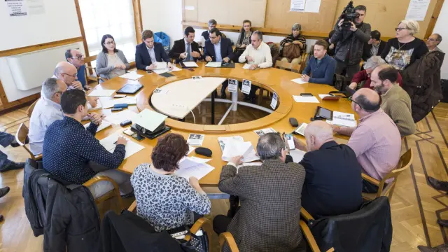 La Mesa de la Función Pública. Los representantes del Gobierno de Aragón negociaron el pasado 26 de noviembre en la Mesa de la Función Pública (en la imagen) la devolución de la extra de 2012. Ese acuerdo lo rubricaron finalmente UGT y CSIF y se desmarcó