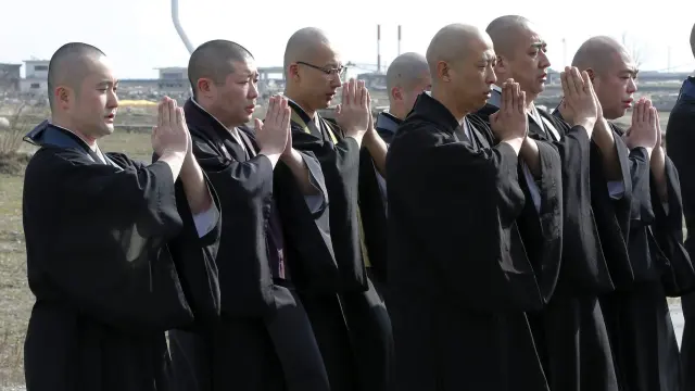 Monjes budistas celebran una ceremonia en memoria de las víctimas del terremoto y posterior tsunami de hace cinco años