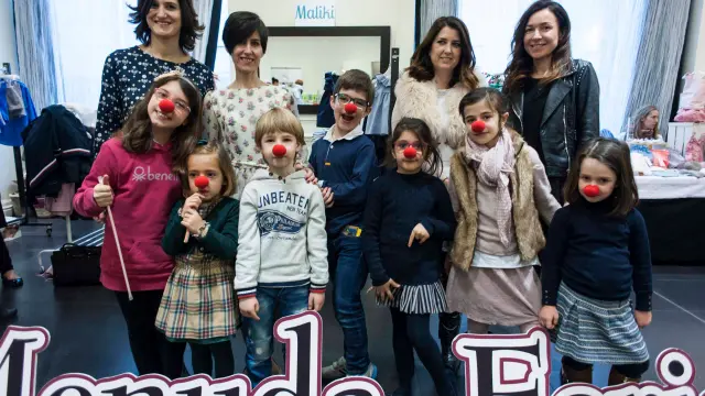 Natalia Belmonte, Silvia Puyal, Mónica Muñoz y Ana San Gil junto a algunos niños con la nariz de payaso de la Fundación Theodora.