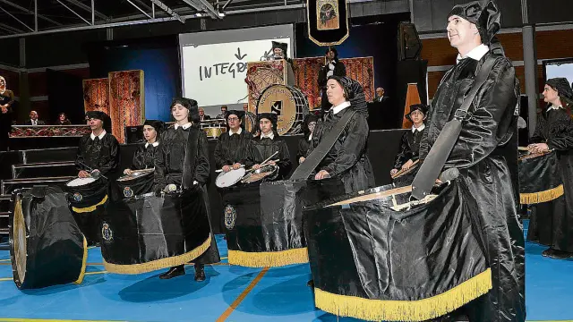 El grupo de tambores y bombos de La Puebla de Híjar, durante su actuación en el pregón.