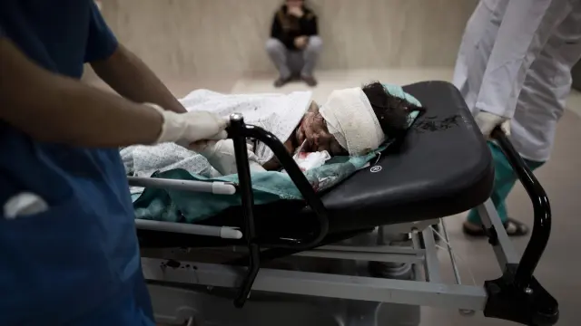 Yasmin, de 6 años, es atendida por los médicos en Gaza
