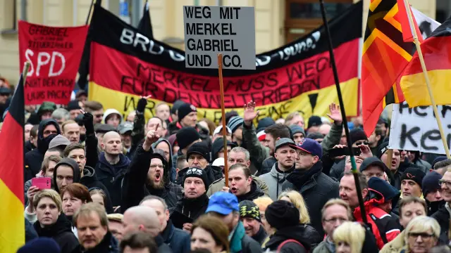 Miles de partidarios a la ultraderecha marchan en Berlín contra la acogida de refugiados.